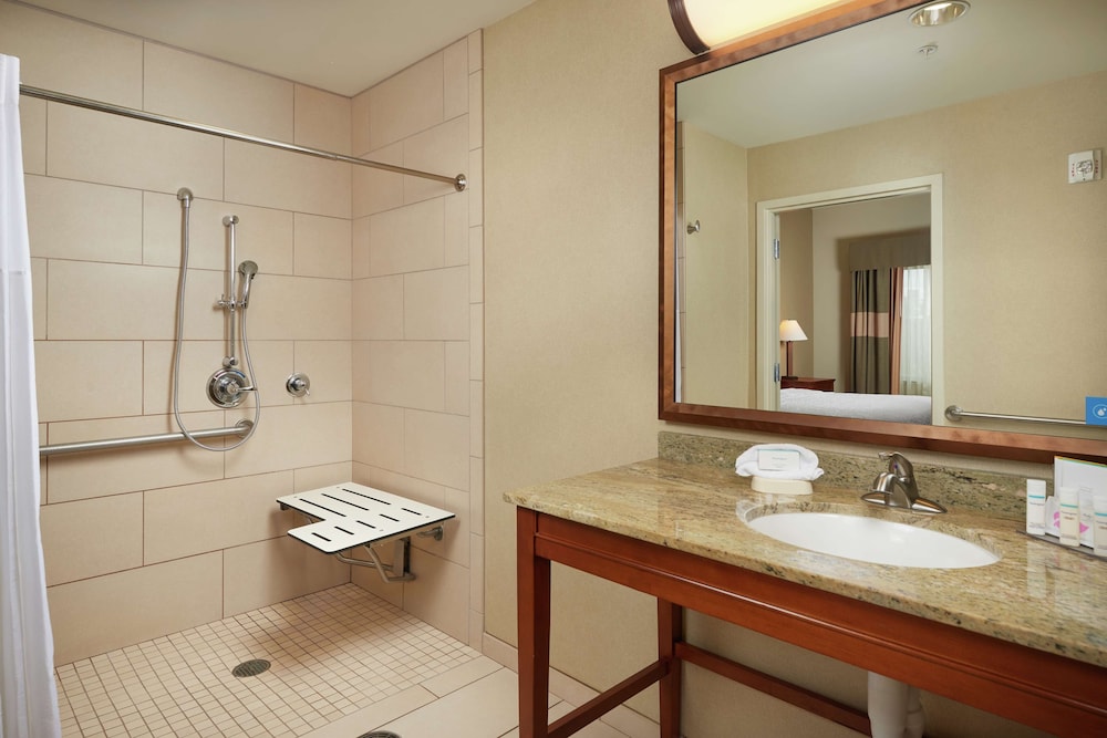 Hampton Inn and Suites Salem 20/42