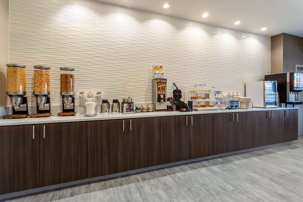 La Quinta Inn & Suites by Wyndham Wichita Airport 46/56
