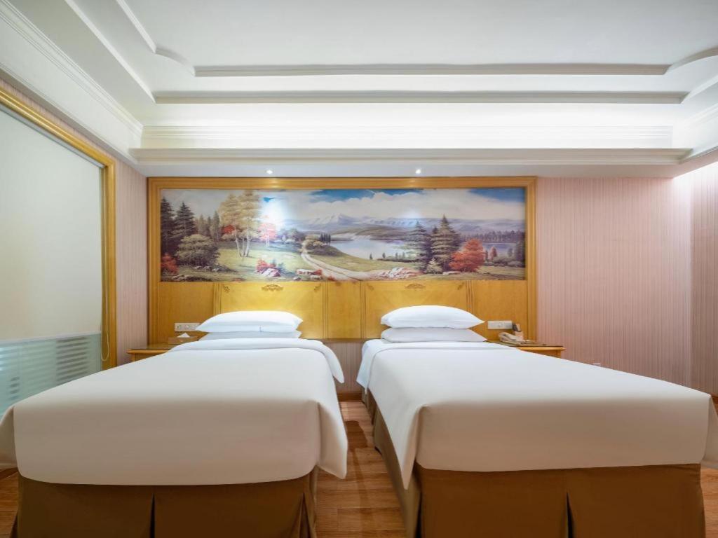 Vienna Hotel (Shenzhen Pingdi Huancheng South Road) 24/49
