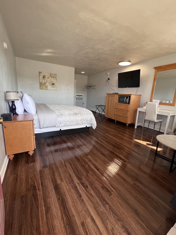 Brewer Motor Inn 15/25