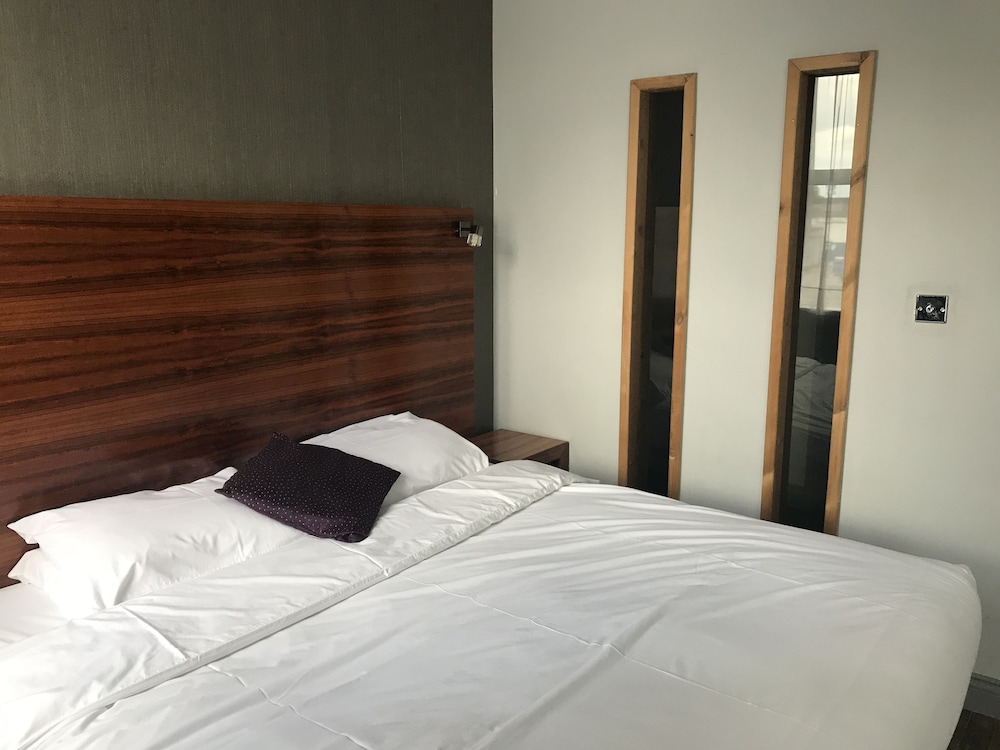 Bennetts Hotel 12/50