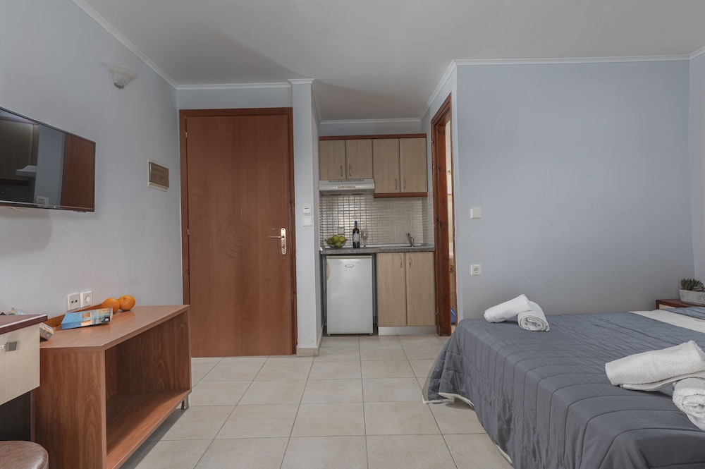 Adonis Hotel 15/35