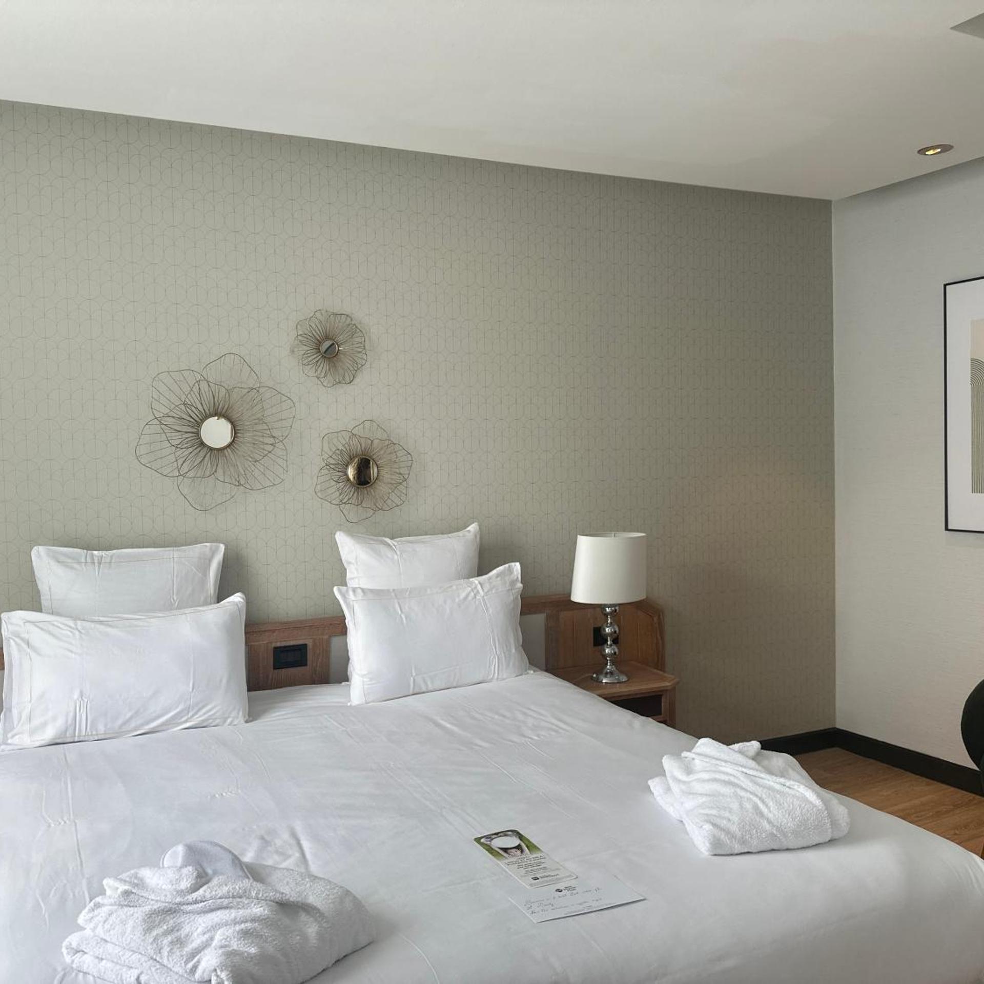 Room, Queen Bed, Street View