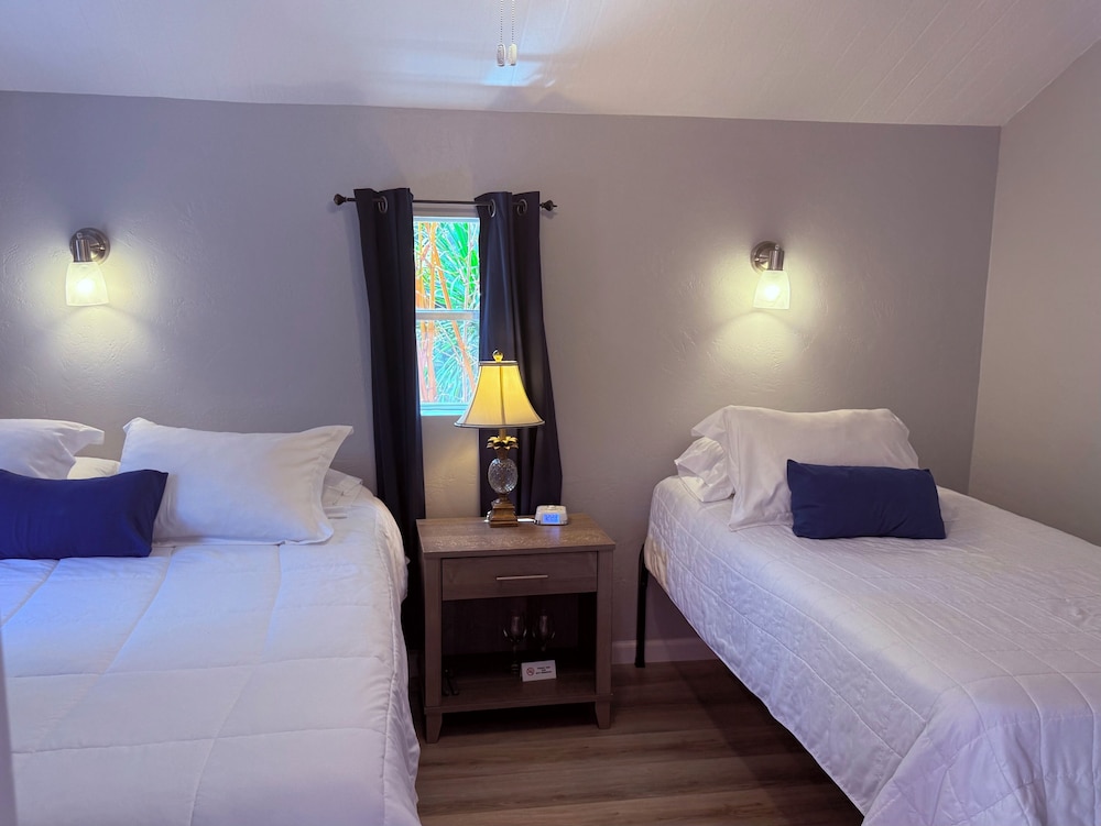 Hideaway, 1 Queen and 1 Single Bed