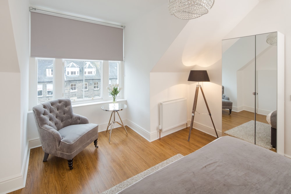 Edinburgh Castle Apartments And Suites 36/55