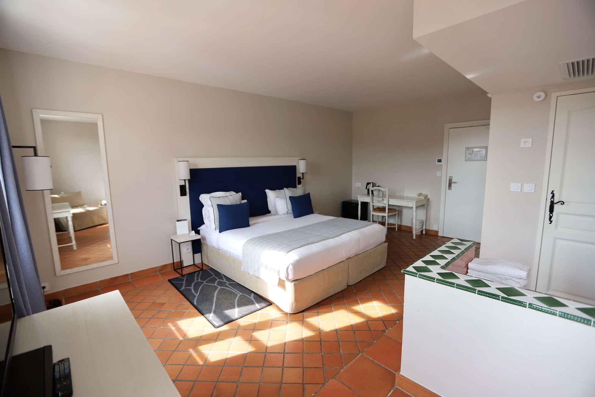 غرفة كلاسيكية بسرير كوين، Le Fregate Provence 4/7