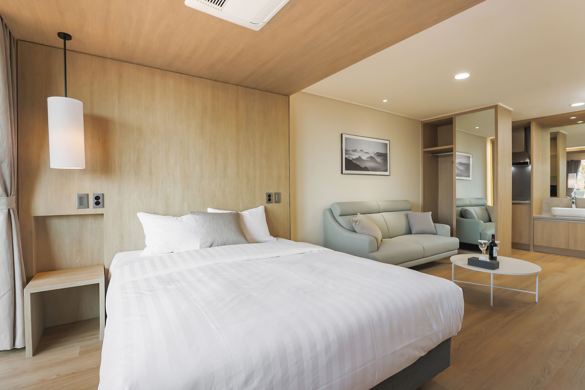 KENSINGTON, RENOVATED, STUDIO
