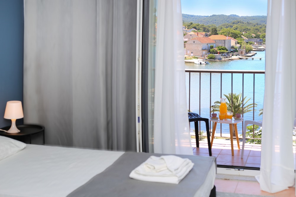 Hotel Lumbarda 24/63