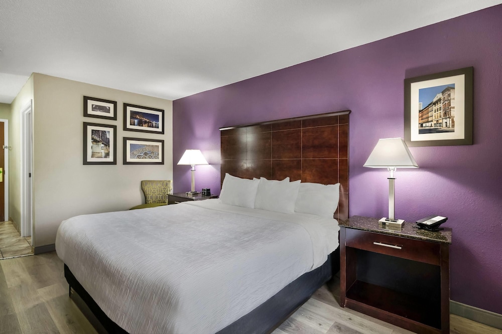 Room, King Bed, La Quinta Inn & Suites by Wyndham Louisville East 5/9