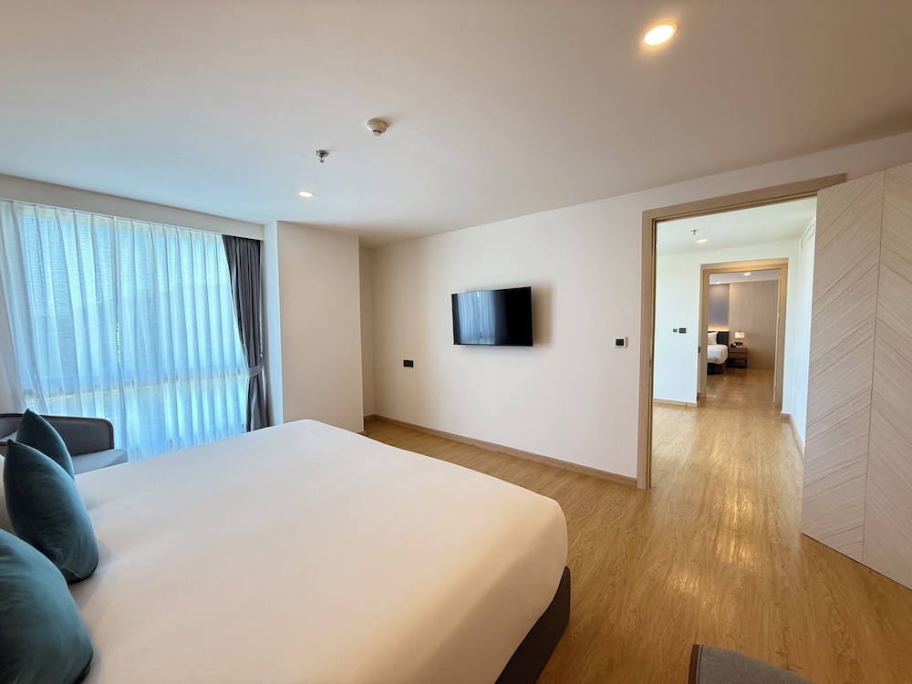 Grand, Vip, Suite, 1 King and 1 Single Beds