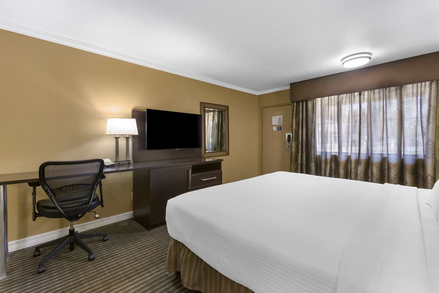 غرفة بسرير كينج لذوي الإعاقة، Royal Sun Inn & Suites 2/4