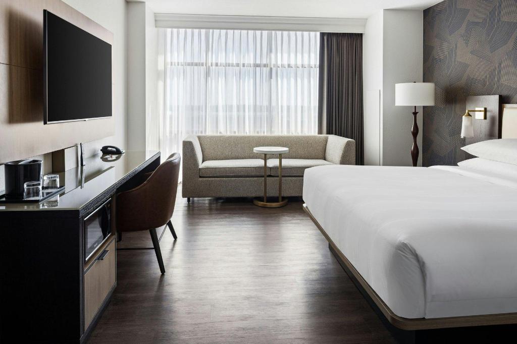 Pure, Renovated, Pool, Wellness, Guest Room, King Bed, Sofa, Club Lounge Access