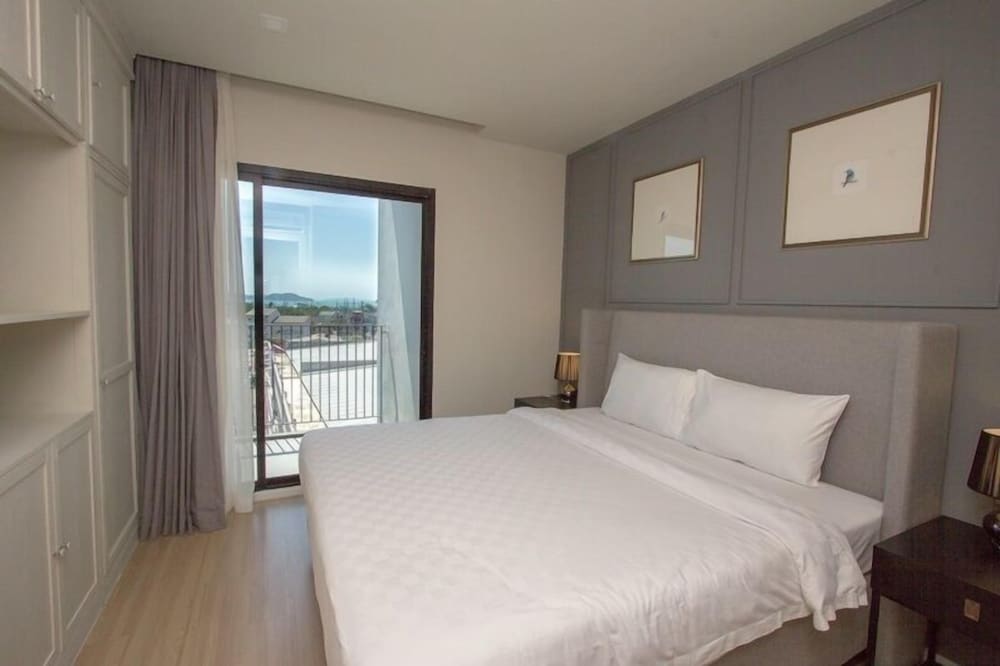 DLUX Condominium 8/44