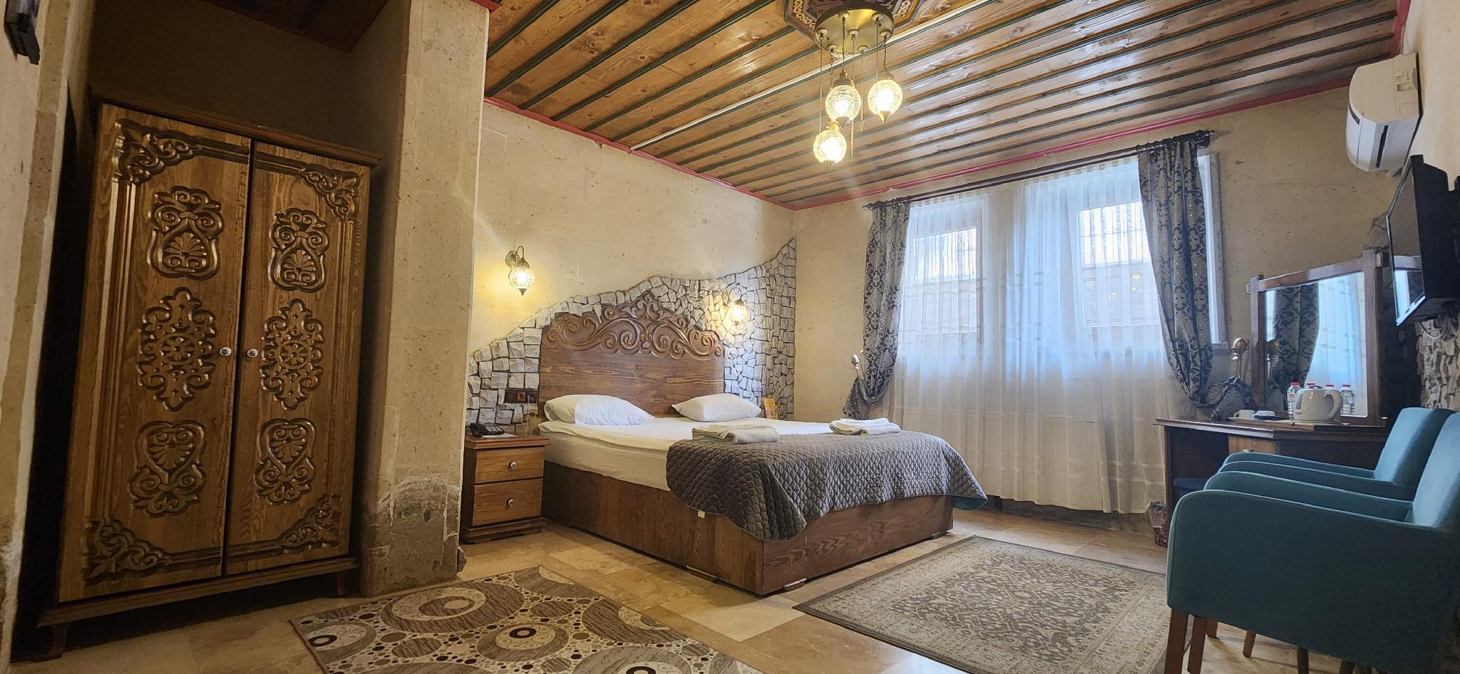 ROOM, DOUBLE BED, NO BALCONY
