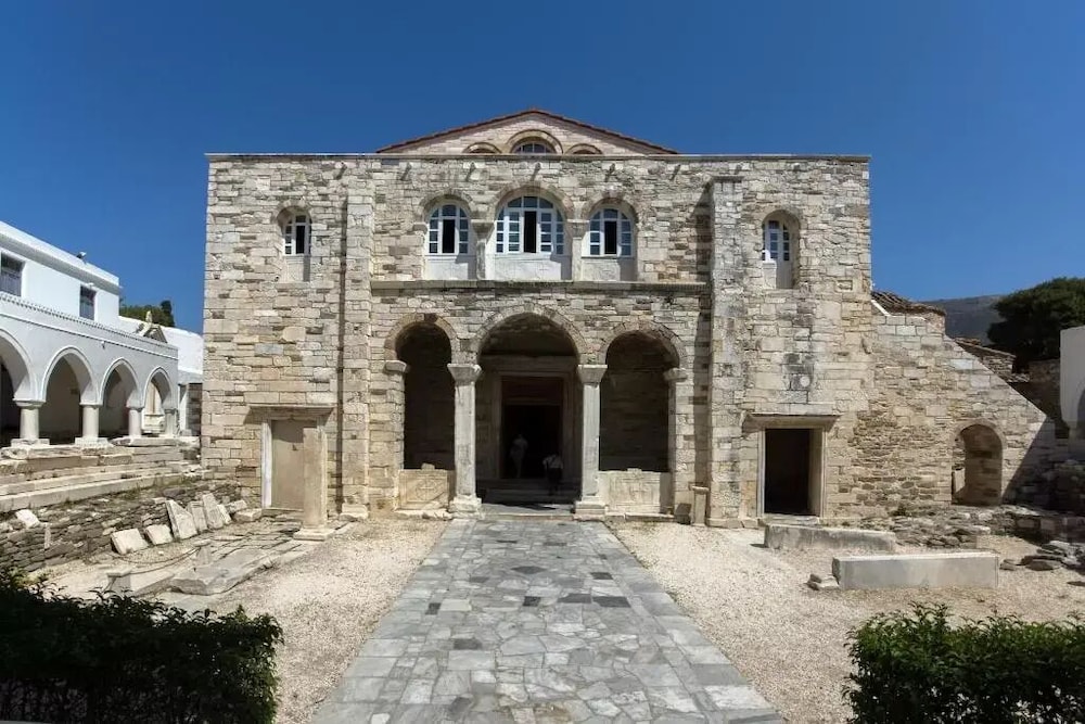 Pelican Paros 40/50