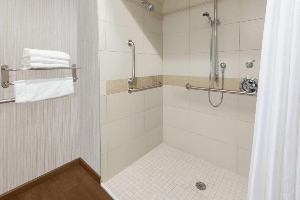 1 BEDROOM, DELUXE, SUITE, KING BED, ACCESSIBLE