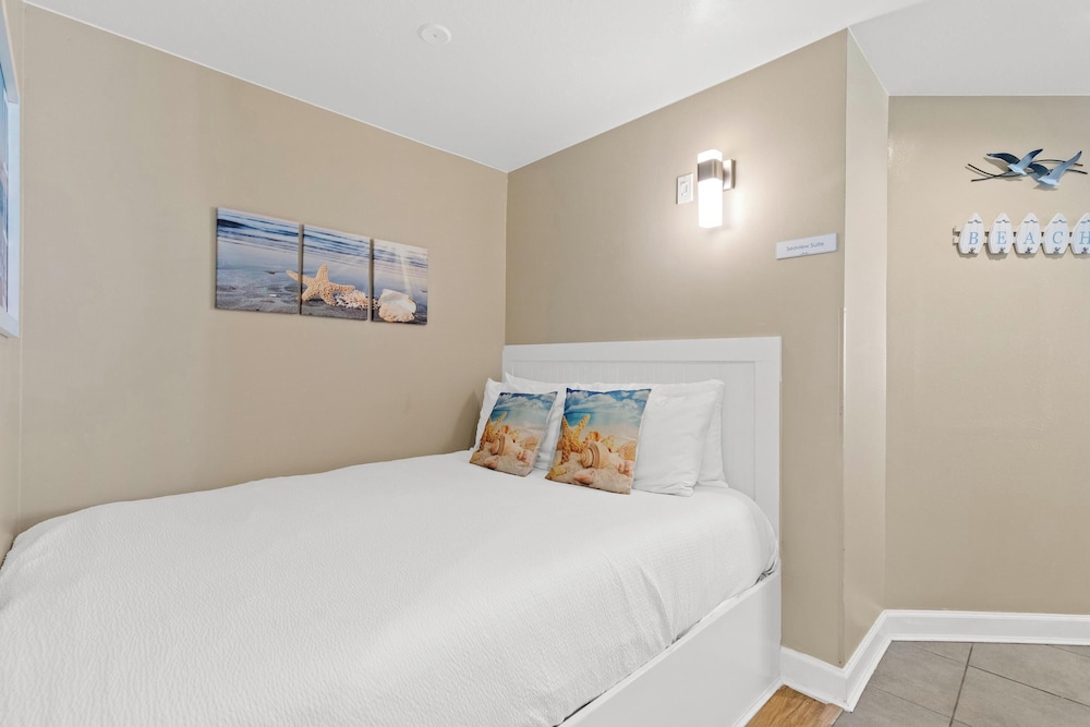 3 BEDROOMS, CONDO, OCEAN VIEW