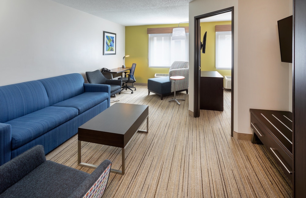 Holiday Inn Express Suites Minneapolis Downtown 39/57