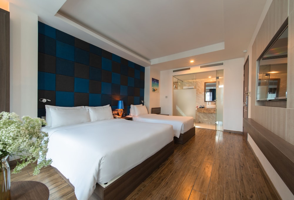 Aaron Hotel 12/69