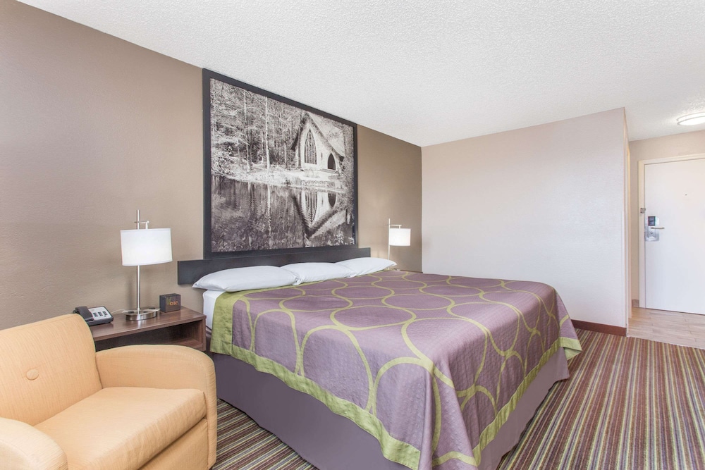 Super 8 by Wyndham Columbus Airport 10/16