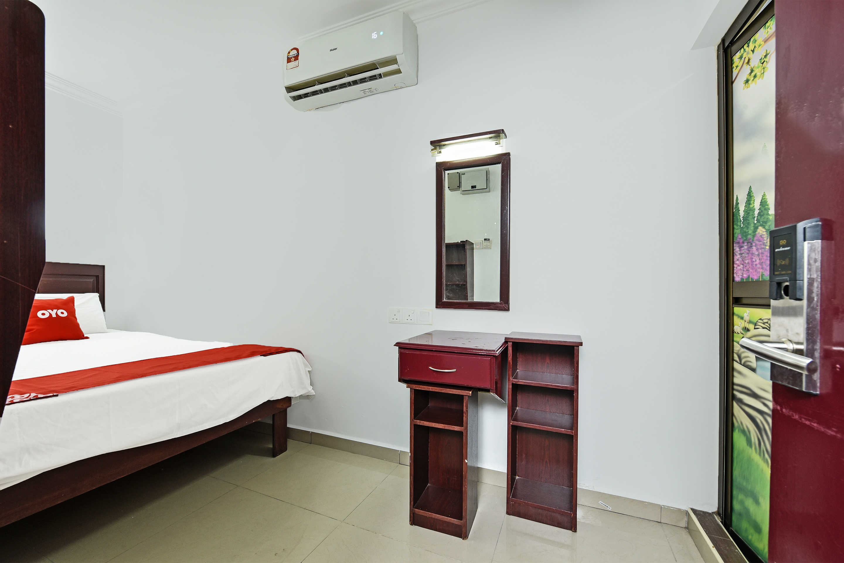 Super OYO 90572 J Hotel Masjid India 18/39