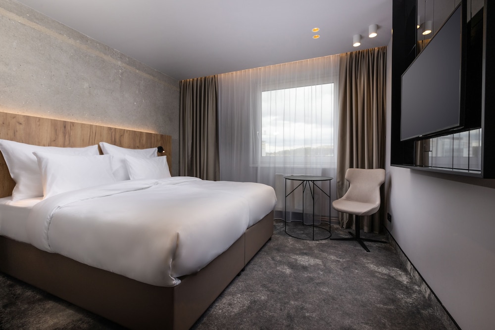 DELUXE, DOUBLE OR TWIN BED