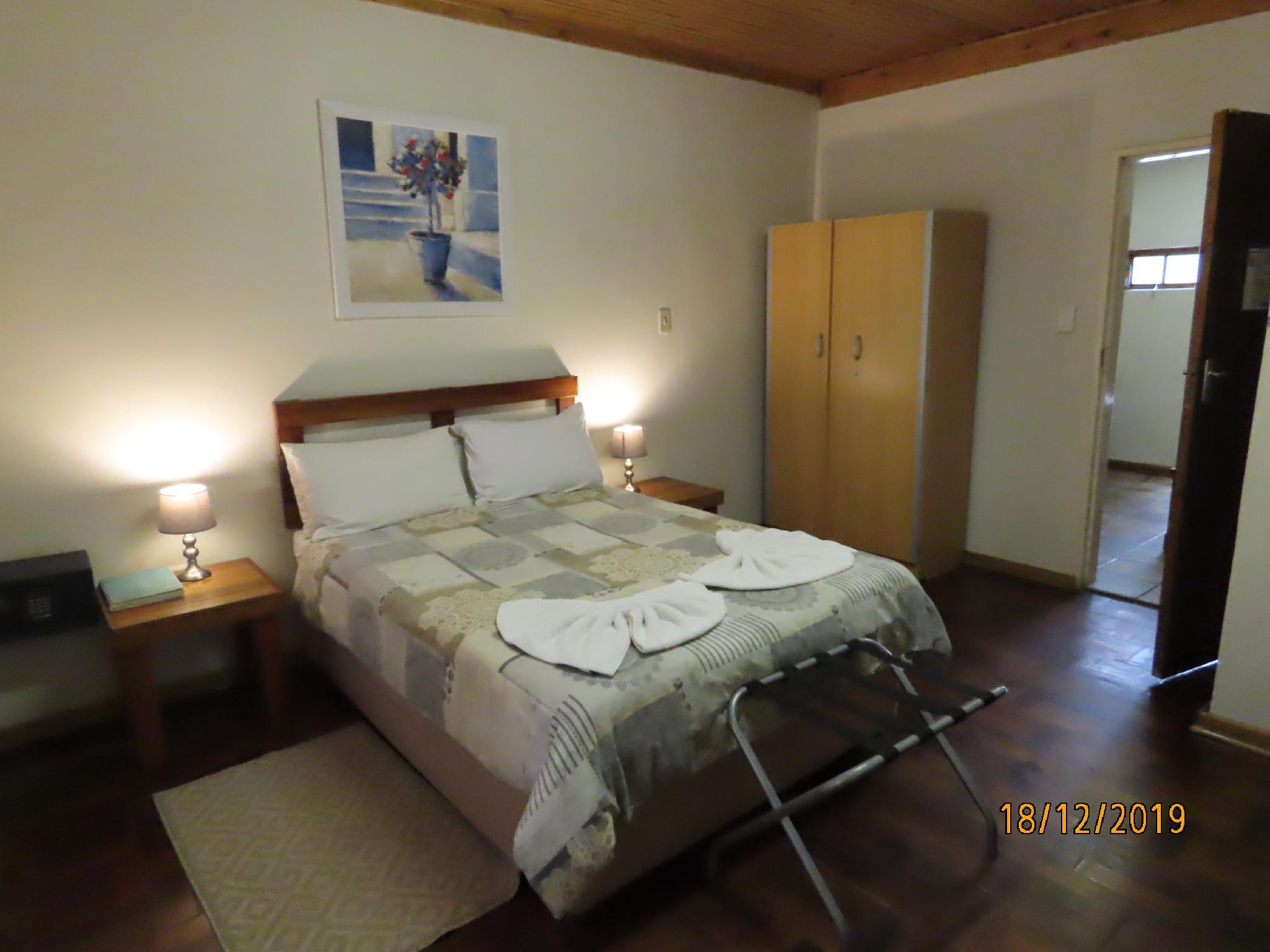 5 Rooms, 1 Double and 4 Single Beds