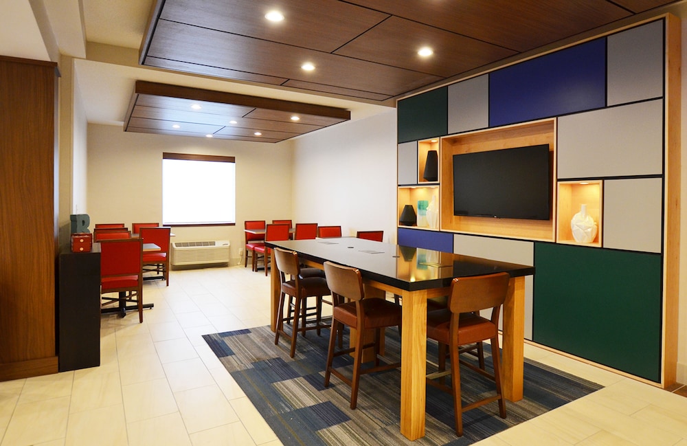 Holiday Inn Express Pittsburgh-Bridgeville — 6