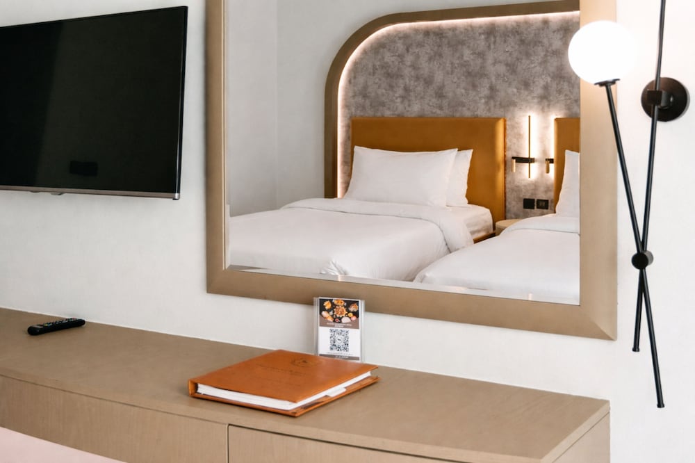 DELUXE, TWIN BEDS, CITY VIEW