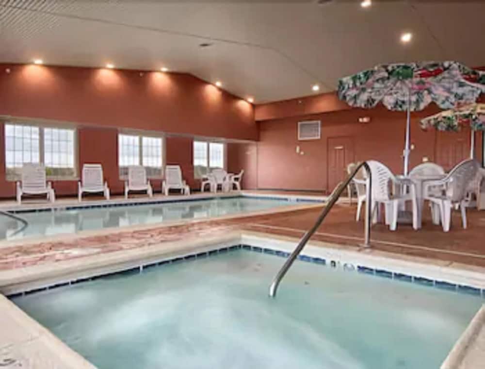 Ramada by Wyndham Sparta/At Speedway 4/33