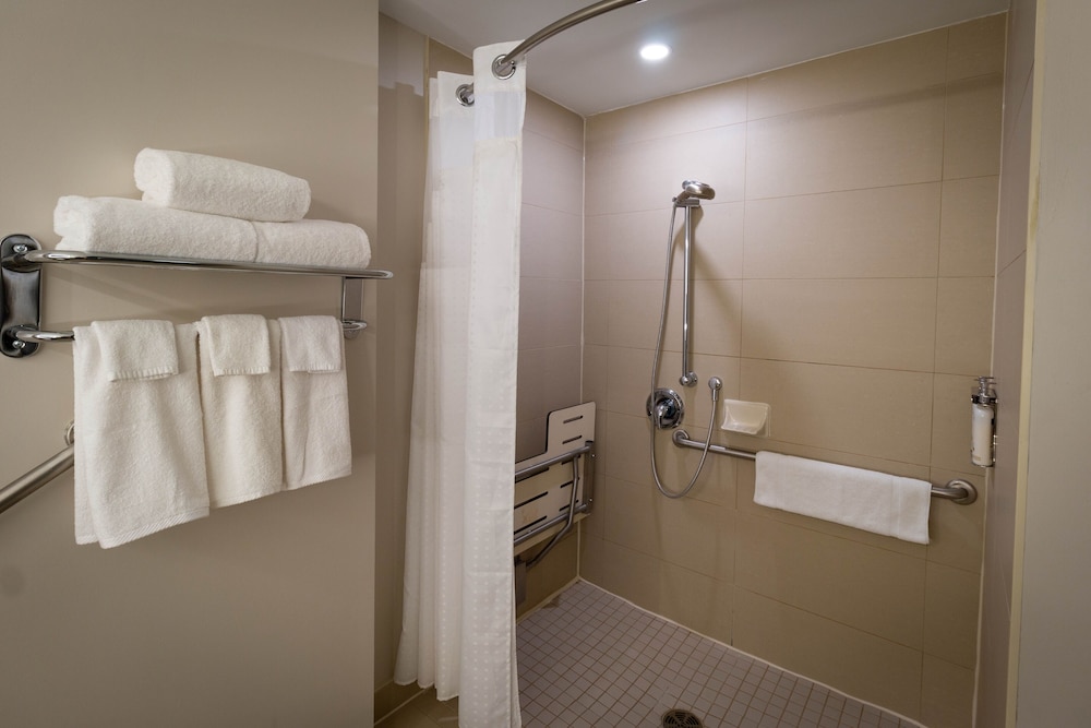 Holiday Inn Express Hotel Suites Kingston 30/72