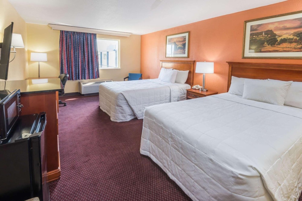 Columbus Grand Hotel and Banquet Center 10/33