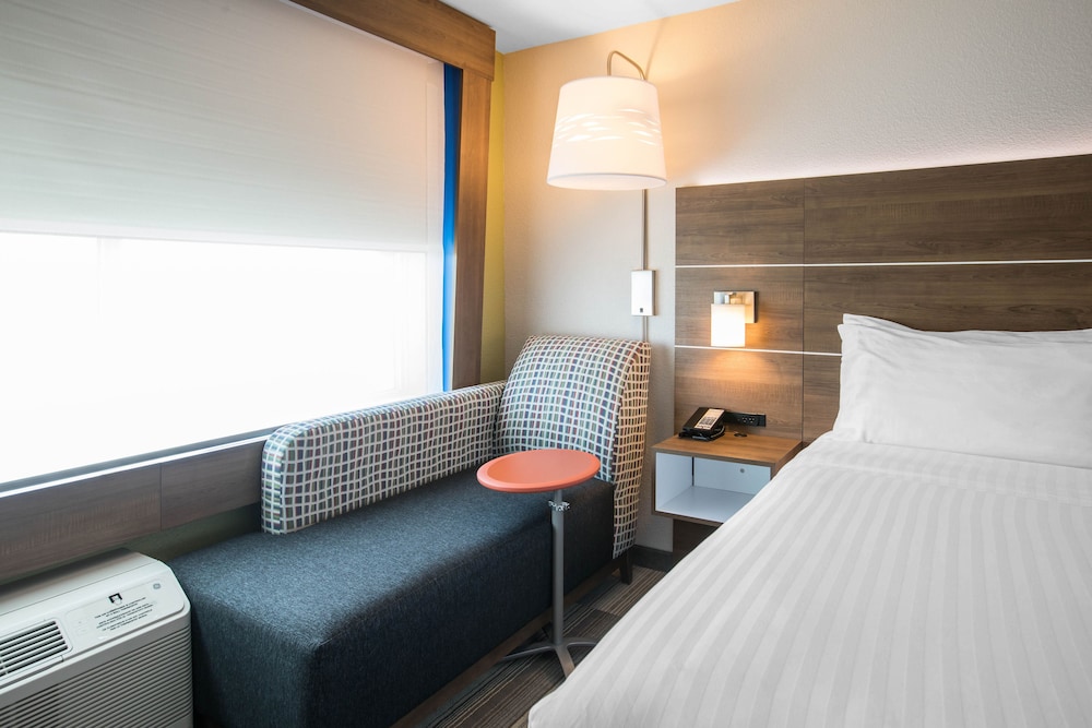 Holiday Inn Express & Suites Ludington 18/46
