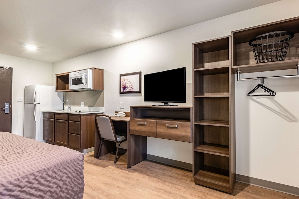 WoodSpring Suites Indianapolis Airport South 18/38