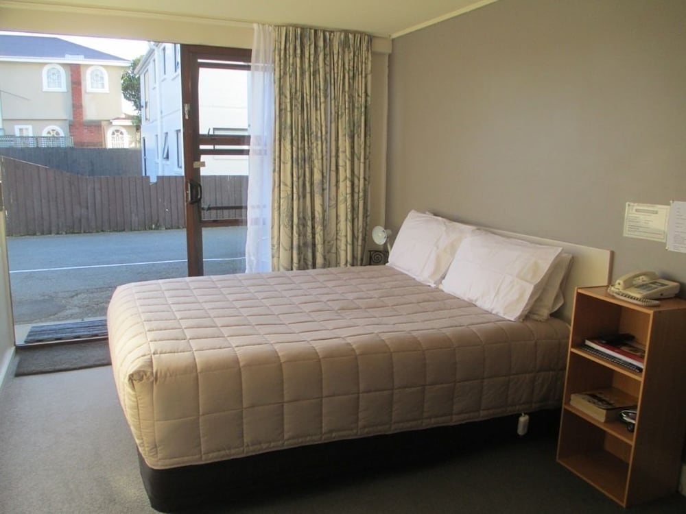 MERIVALE COURT MOTEL 8/30