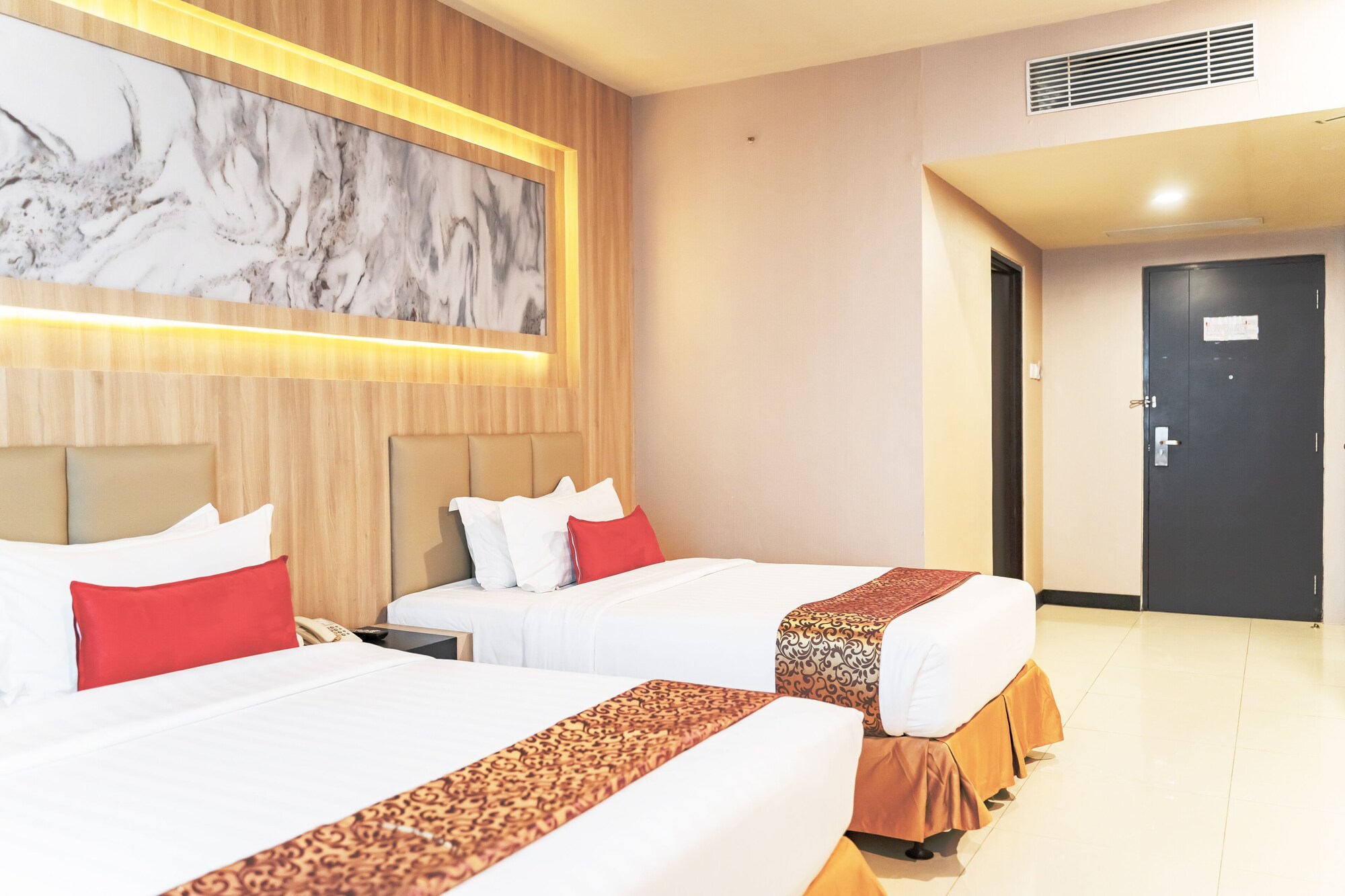 GRAND, TWIN BEDS