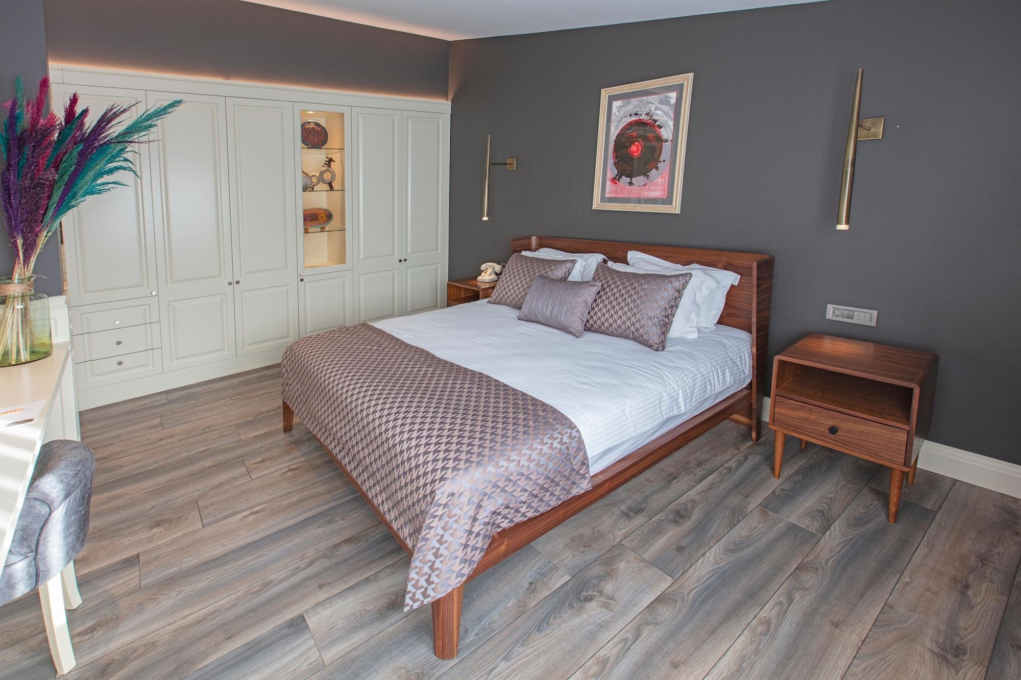 Deluxe, Studio, Suite