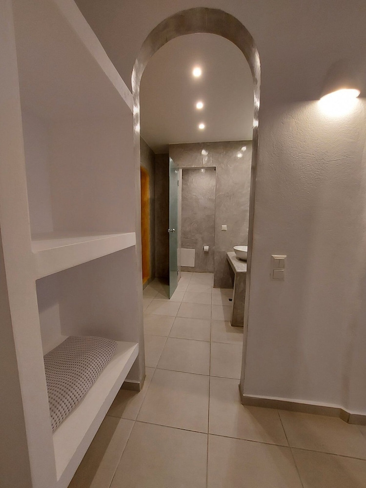 Ambience Suites 38/72