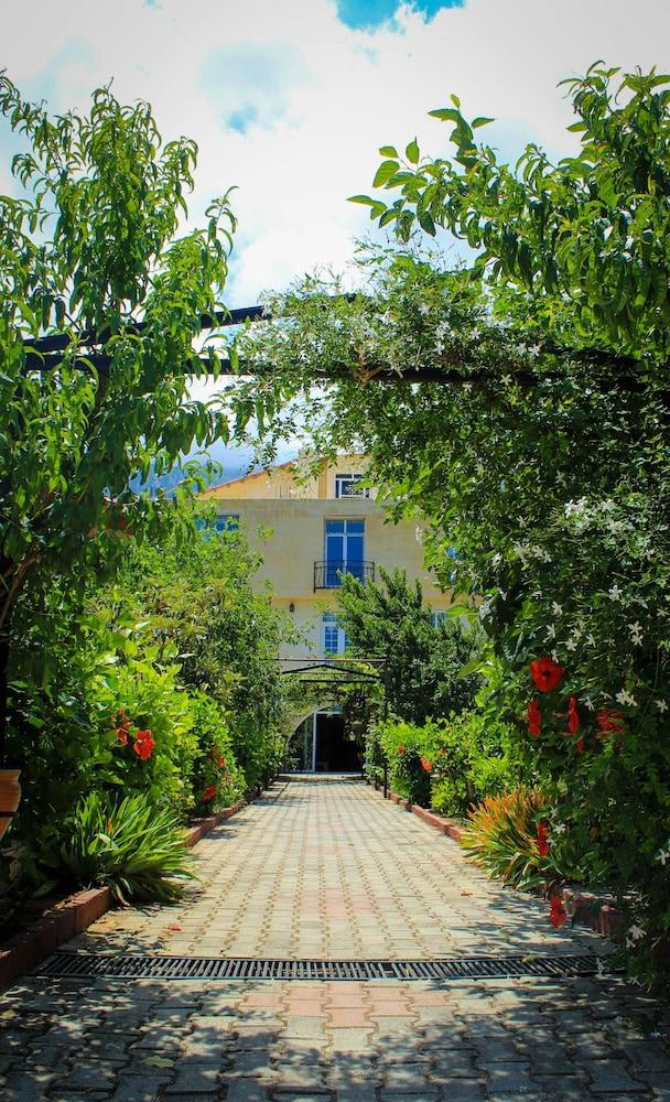 Lapida Garden Hotel 47/48
