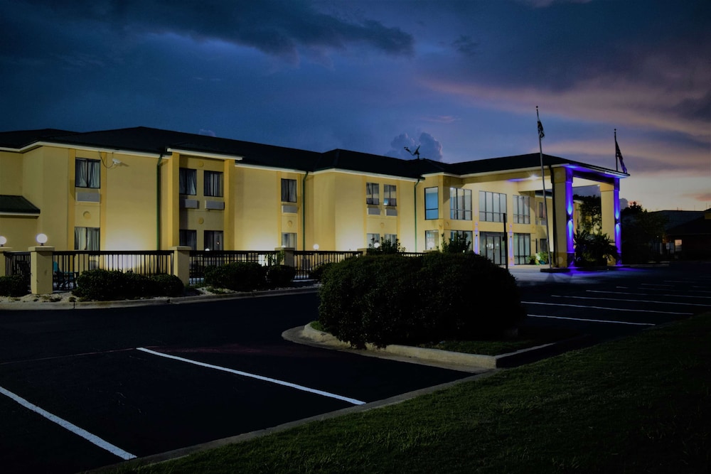 Days Inn by Wyndham Montgomery 28/29