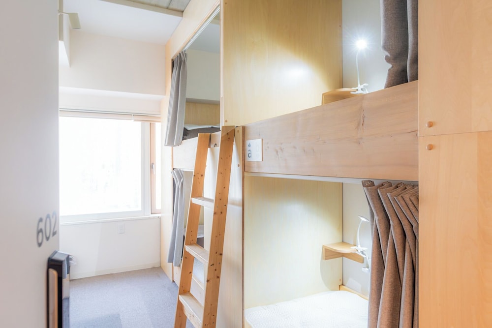 ROOM, QUADRUPLE, SHARED BATHROOM