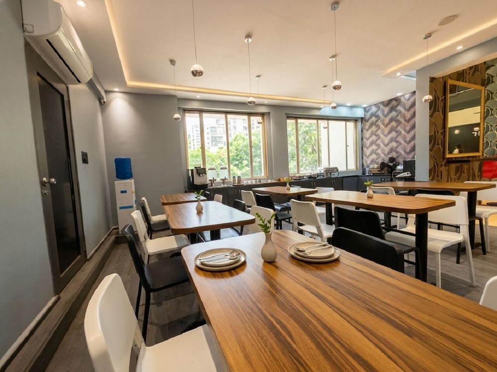 LANDMARK SUITES 33/47