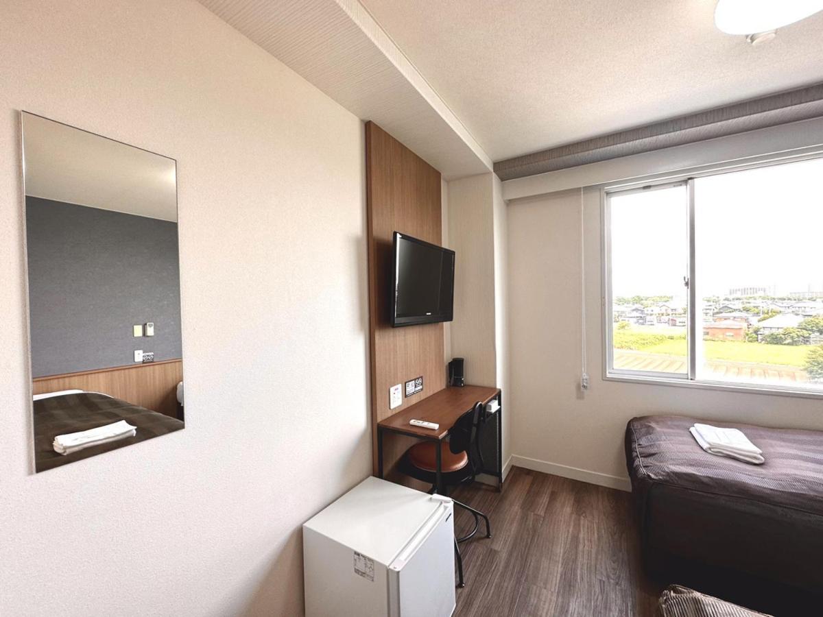 Room, Twin Beds, Smoking