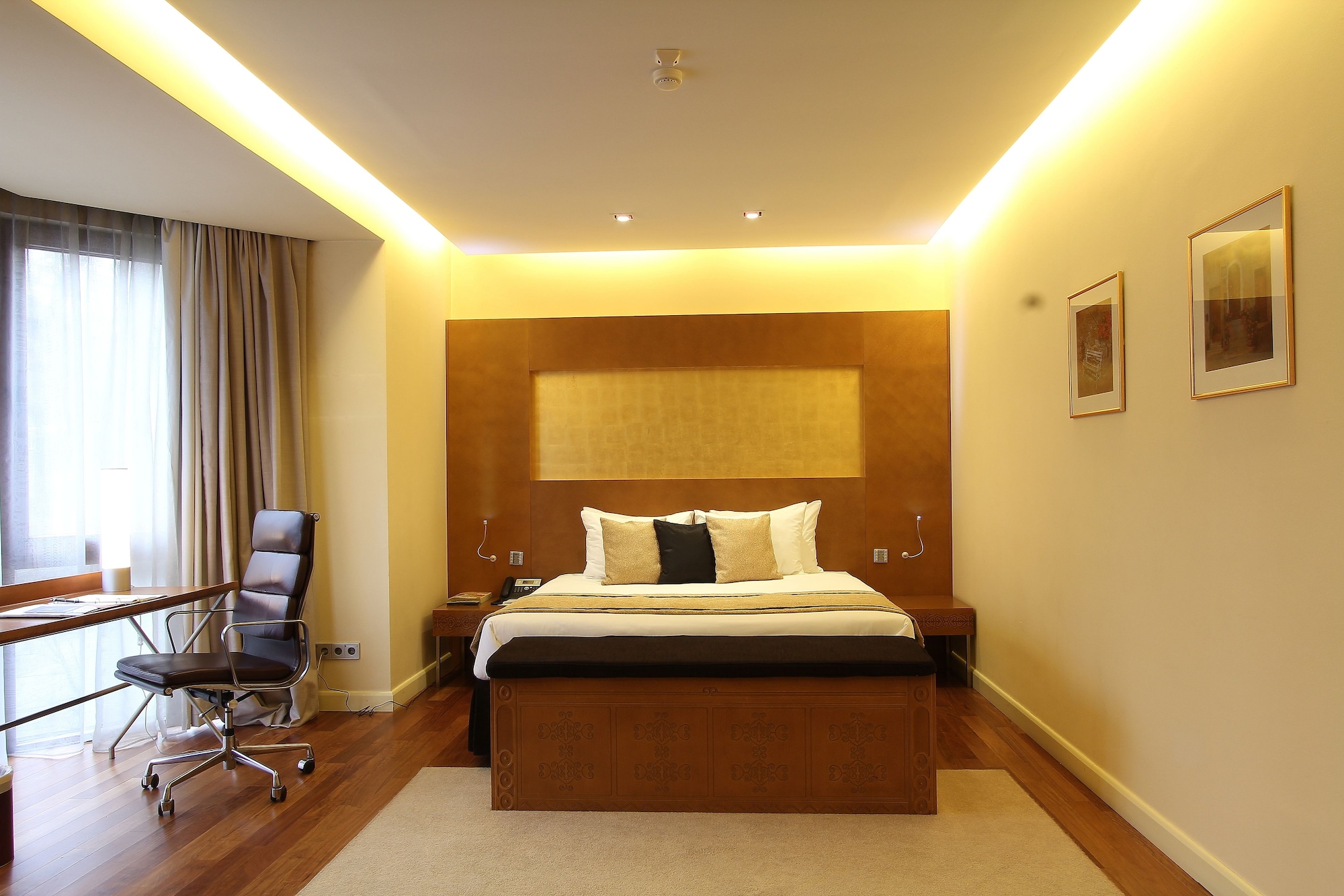 EXECUTIVE, SUITE