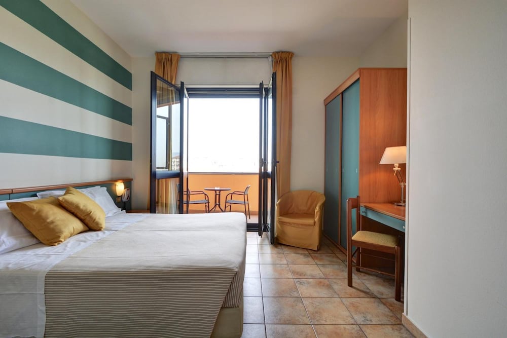 ROOM, TRIPLE