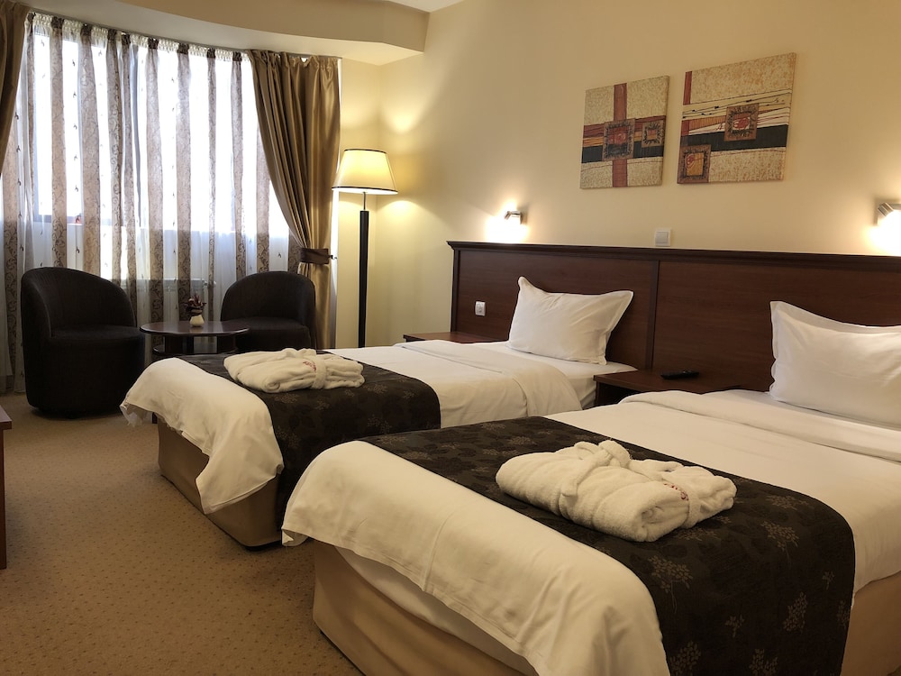 SUITE, TWIN BEDS