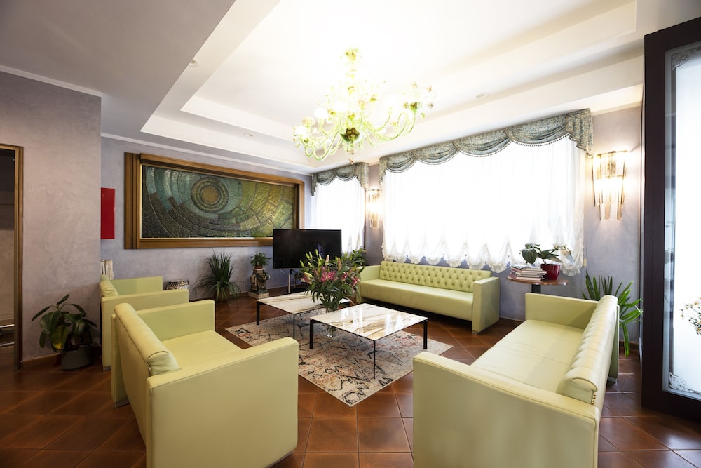 Vienna Hotel 32/53