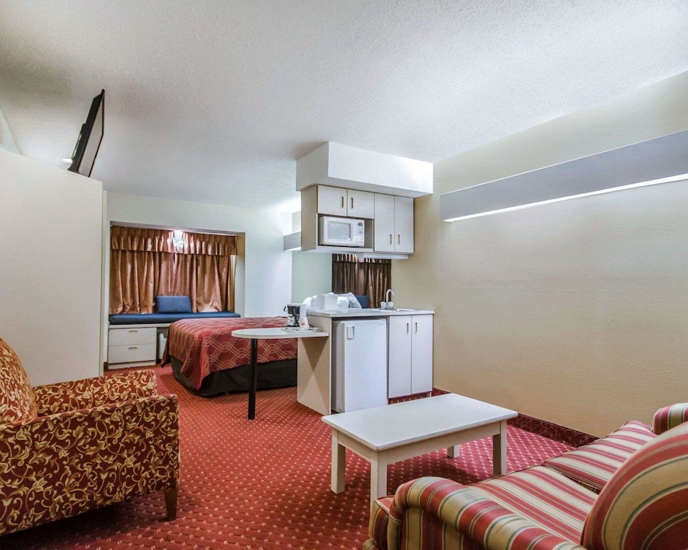 Econo Lodge Inn & Suites Evansville East 24/40