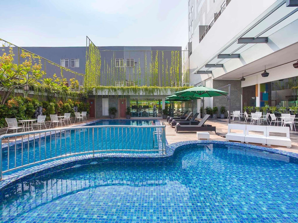 IBIS STYLES CIKARANG 33/35
