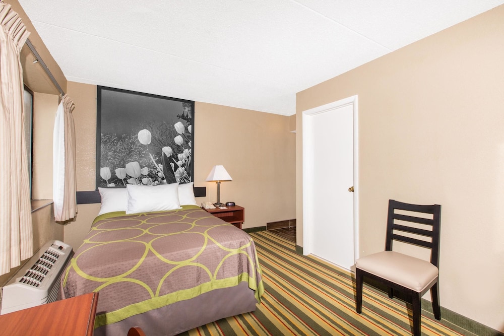 Super 8 By Wyndham Frederick 10/42